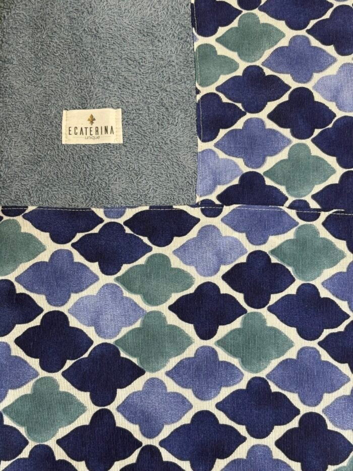Blue towel with green detail - Image 1