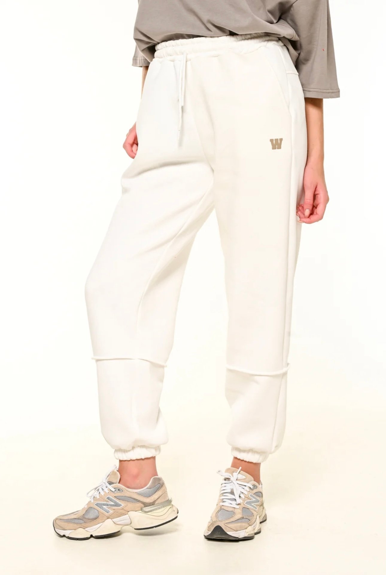 Screenshot W white trackpant - Image 1