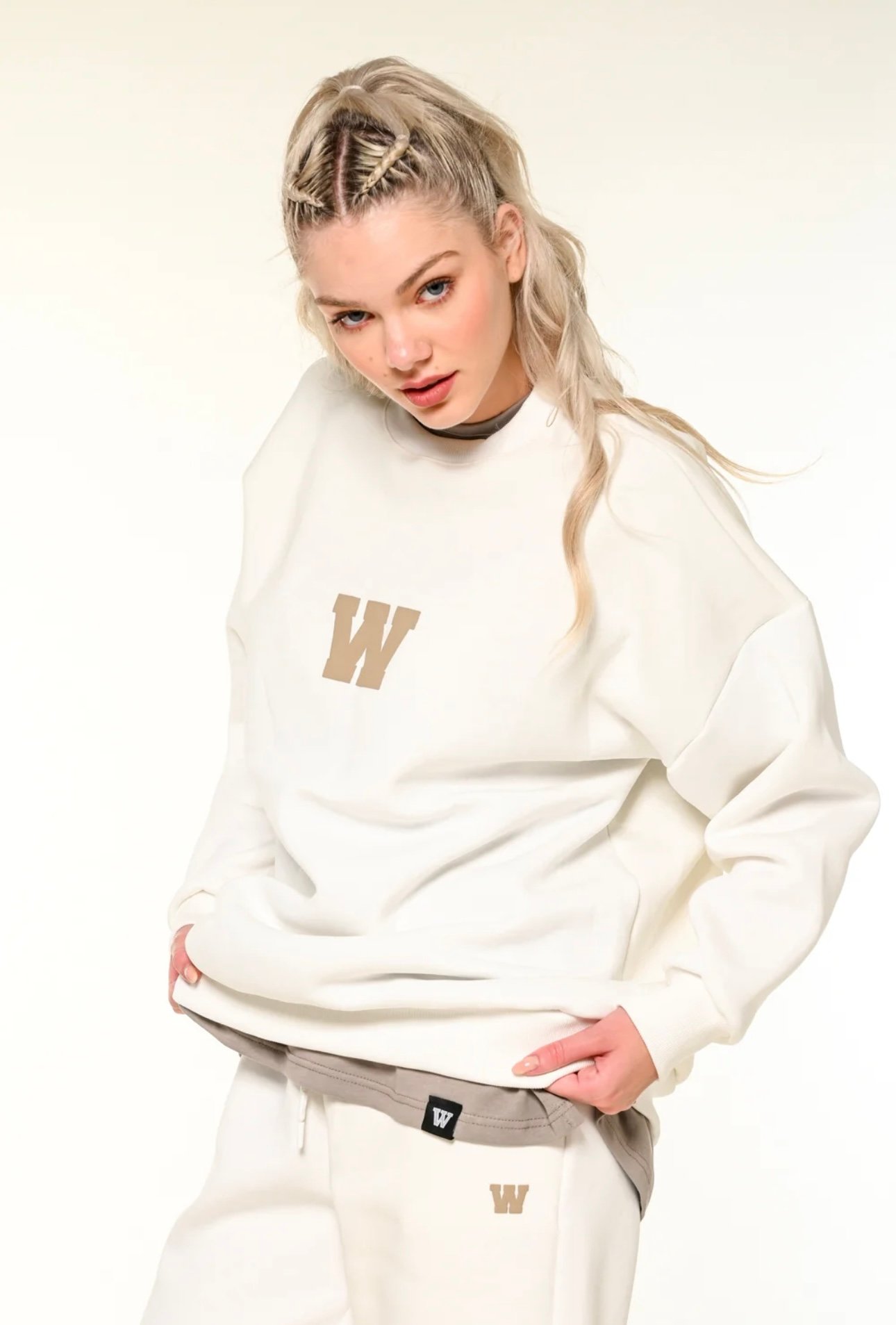 Screenshot W white hoodie - Image 1