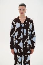 Cardigan v flowers
