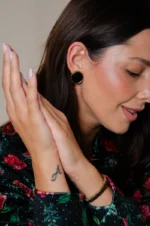 BLACK CORE EARRINGS - Image 2