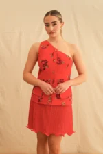 Georgina Trikogia Red Rose One Shoulder Mini Dress: ένα κομψό, κόκκινο, μίνι φόρεμα με ένα ώμο, ιδανικό για ξεχωριστές εμφανίσεις. - View 2