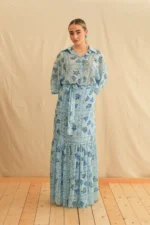 Georgina Trikogia "Blue Rose Polymorphic Skirt" - Μπλε φλοράλ φούστα από πολυτελές ύφασμα, ιδανική για κάθε περίσταση.