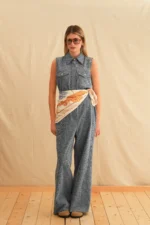 Georgina Trikogia | Denim Safari Jumpsuit, κομψή τζιν ολόσωμη φόρμα safari για μοντέρνο look.