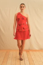 Georgina Trikogia Red Rose One Shoulder Mini Dress: ένα κομψό, κόκκινο, μίνι φόρεμα με ένα ώμο, ιδανικό για ξεχωριστές εμφανίσεις.