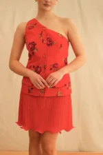 Georgina Trikogia Red Rose One Shoulder Mini Dress: ένα κομψό, κόκκινο, μίνι φόρεμα με ένα ώμο, ιδανικό για ξεχωριστές εμφανίσεις. - View 3