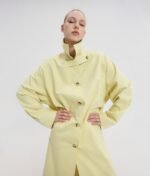 Η γυναίκα φοράει την Ophelia Long Trench Coat από Sunsetgo, κομψή καμπαρντίνα για τις πιο στιλάτες εμφανίσεις. - View 3