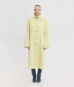 Η γυναίκα φοράει την Ophelia Long Trench Coat από Sunsetgo, κομψή καμπαρντίνα για τις πιο στιλάτες εμφανίσεις.
