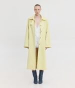 Η γυναίκα φοράει την Ophelia Long Trench Coat από Sunsetgo, κομψή καμπαρντίνα για τις πιο στιλάτες εμφανίσεις. - View 4