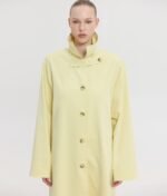Η γυναίκα φοράει την Ophelia Long Trench Coat από Sunsetgo, κομψή καμπαρντίνα για τις πιο στιλάτες εμφανίσεις. - View 2