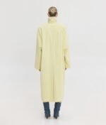 Η γυναίκα φοράει την Ophelia Long Trench Coat από Sunsetgo, κομψή καμπαρντίνα για τις πιο στιλάτες εμφανίσεις. - View 5