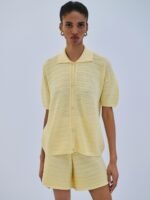 Combos Cardigan Polo Buttons: Κομψό πλεκτό cardigan πόλο με κουμπιά, ιδανικό για τη γκαρνταρόμπα σας.