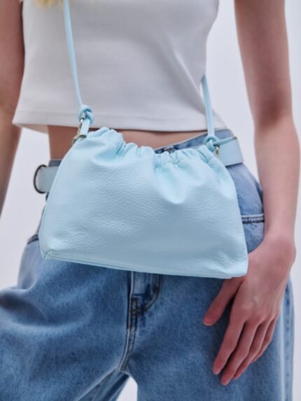 Combos Bag Leather Crossbody, μαύρη δερμάτινη τσάντα ώμου για γυναίκες, ιδανική για καθημερινή χρήση.