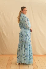 Georgina Trikogia | Blue Rose Oversized Shirt, εκπληκτικό γυναικείο πουκάμισο σε μπλε χρώμα με σχέδιο τριαντάφυλλου, ιδανικό για κάθε περίσταση. - View 2