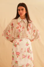 Georgina Trikogia | Pink Rose Oversized Shirt, oversized πουκάμισο σε απαλό ροζ χρώμα με σχέδιο τριαντάφυλλου, ιδανικό για στυλ.