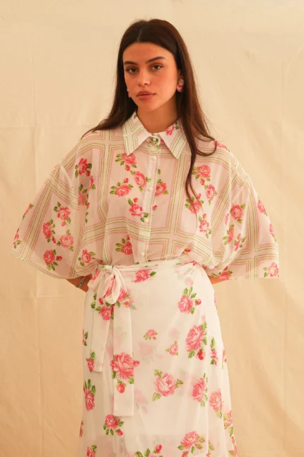 Georgina Trikogia | Pink Rose Oversized Shirt, oversized πουκάμισο σε απαλό ροζ χρώμα με σχέδιο τριαντάφυλλου, ιδανικό για στυλ.