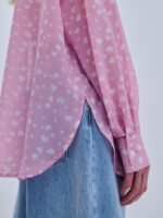 Combos Pink Shirt Hearts: Ροζ πουκάμισο με καρδιές, ιδανικό για στυλάτες εμφανίσεις, από τη συλλογή Combos. - View 2