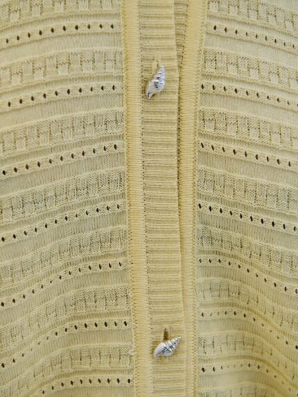 Combos Cardigan Polo Buttons: Κομψό πλεκτό cardigan πόλο με κουμπιά, ιδανικό για τη γκαρνταρόμπα σας. - View 2