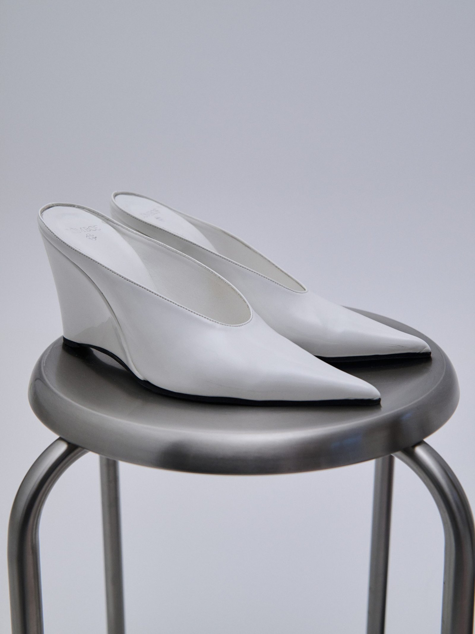 Combos | Mules Patent White: Κομψά λευκά δερμάτινα mules από τη μάρκα Combos.