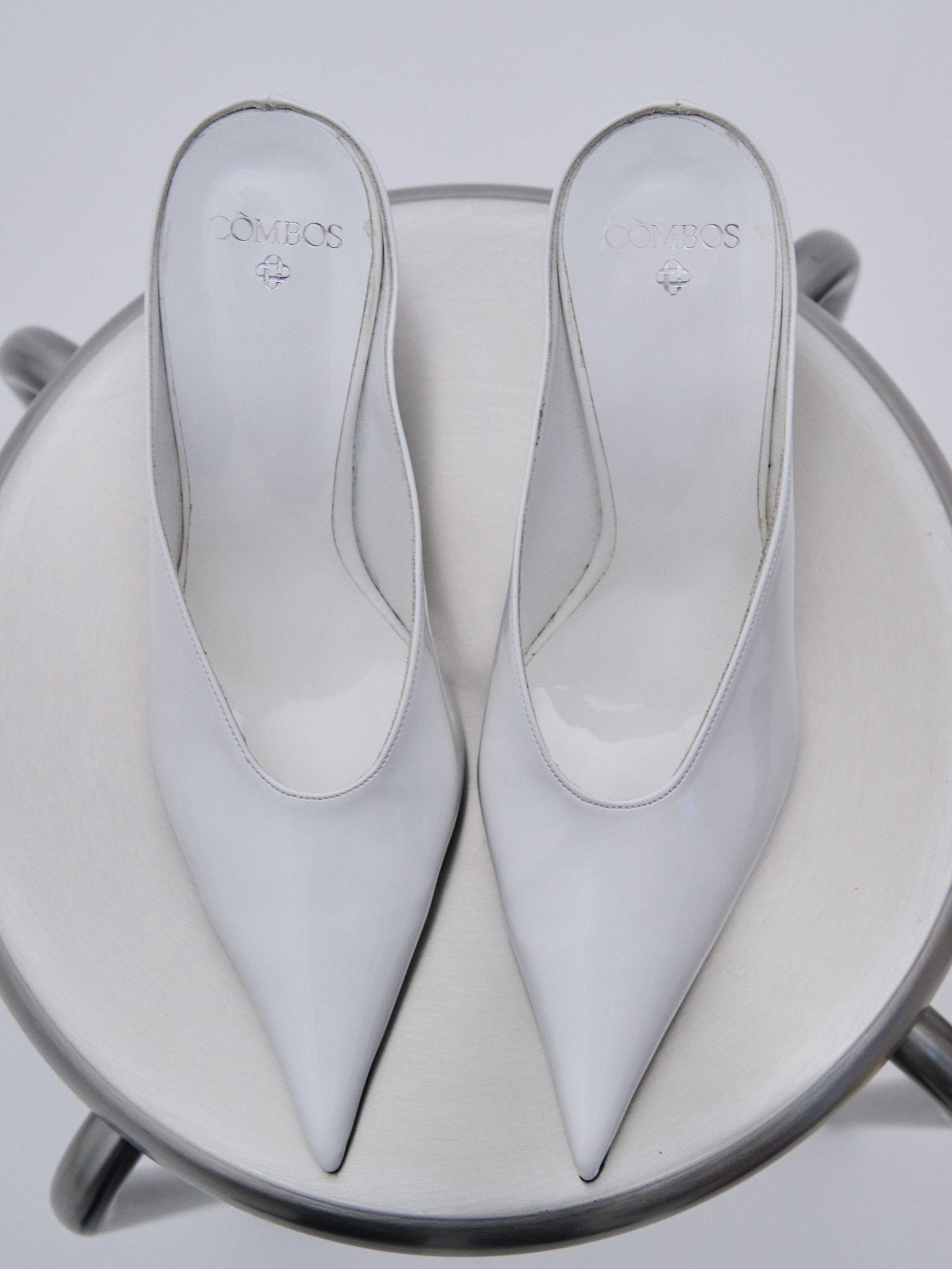 Combos | Mules Patent White: Κομψά λευκά δερμάτινα mules από τη μάρκα Combos. - View 2