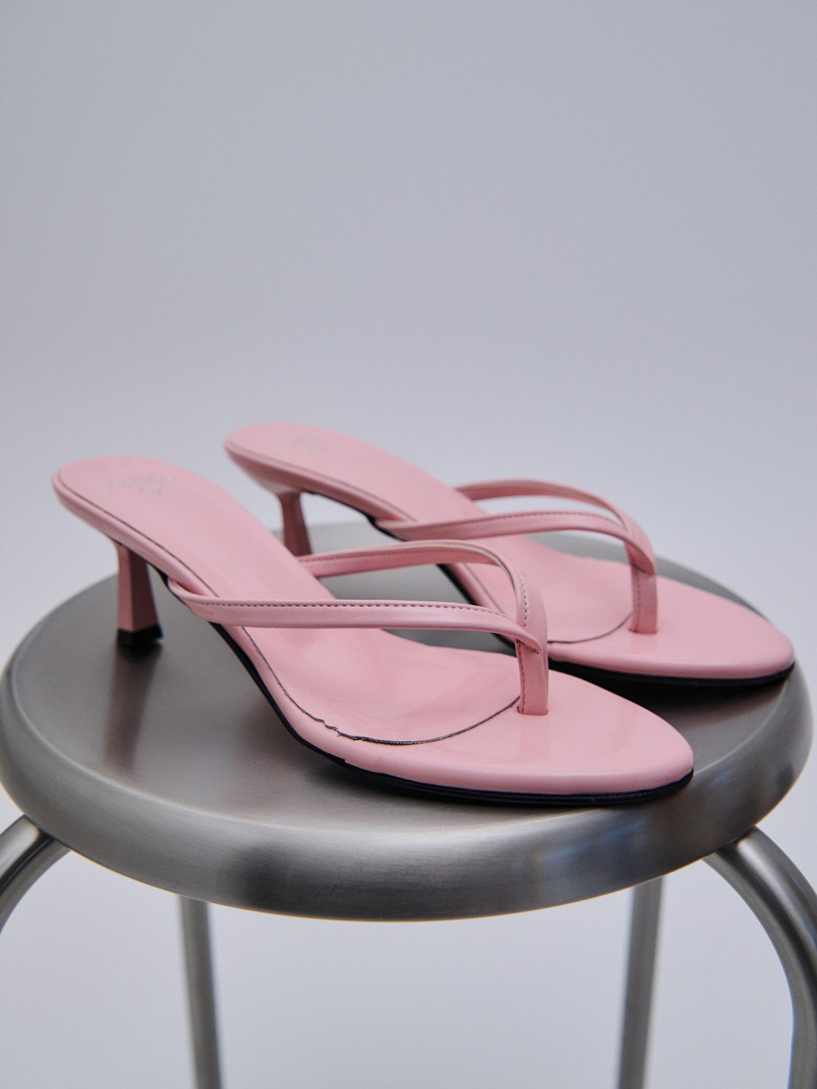 Combos | Mules Patent Baby Pink, κομψά mules σε παστέλ ροζ χρώμα, ιδανικά για κάθε εμφάνιση. Από το Felicia Concept στα Χανιά.