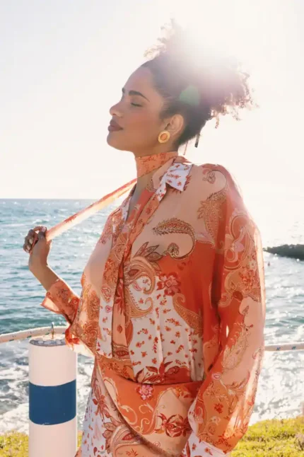 Μακριμάνικο Amber Shirt από Mersevi, ιδανικό για κομψές εμφανίσεις.