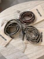 Η ζώνη Skin Snake Belt Khaki της Studio 83, σε απόχρωση χακί, ιδανική για κάθε εμφάνιση. - View 3