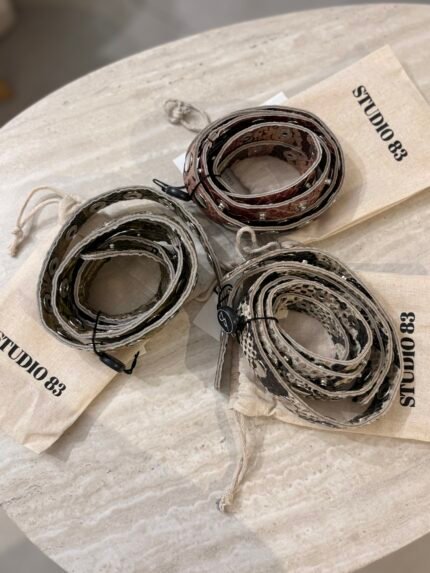 Η ζώνη Skin Snake Belt Khaki της Studio 83, σε απόχρωση χακί, ιδανική για κάθε εμφάνιση. - View 3