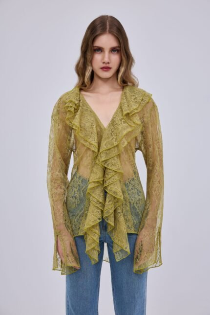 Studio 83 Lace Shirt Lime Yellow: Λεπτομέρειες από δαντέλα σε έντονο lime κίτρινο χρώμα.