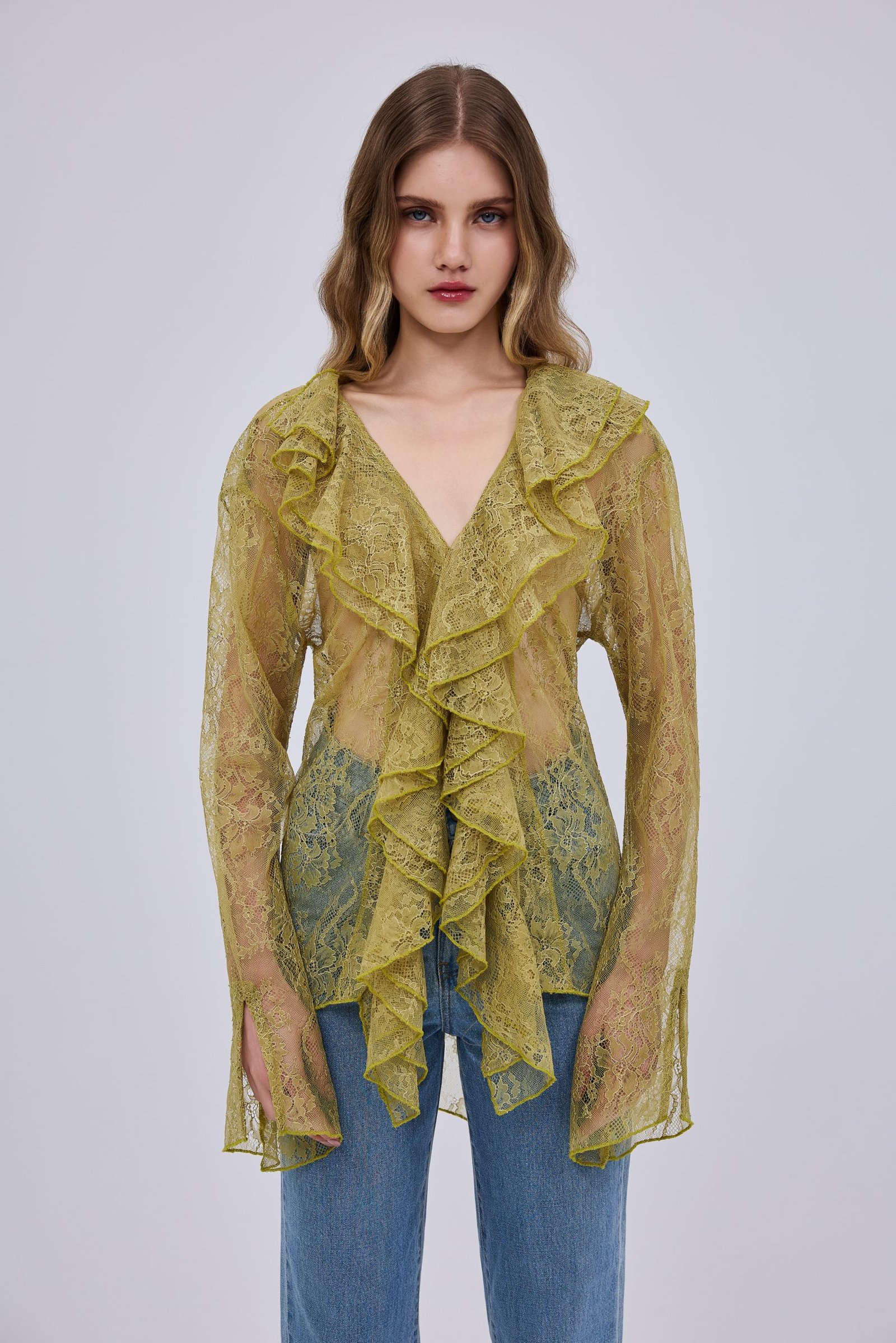 Studio 83 Lace Shirt Lime Yellow: Λεπτομέρειες από δαντέλα σε έντονο lime κίτρινο χρώμα.
