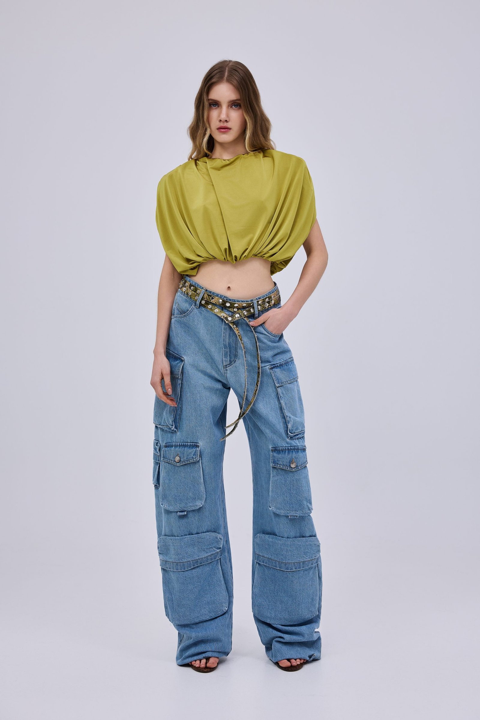 Cargo Pants Studio 83: Μοντέρνα παντελόνα cargo σε μπεζ απόχρωση, ιδανική για στυλ και άνεση.