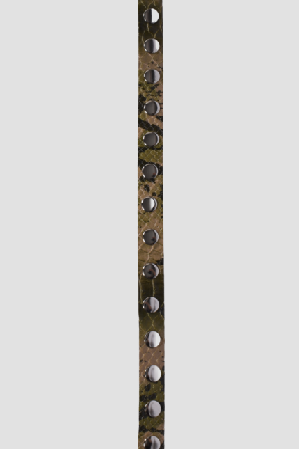 Η ζώνη Skin Snake Belt Khaki της Studio 83, σε απόχρωση χακί, ιδανική για κάθε εμφάνιση. - View 2