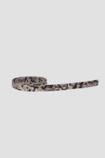 Ζώνη Skin Snake Belt Ecru από Studio 83, λευκή, σε υφή φιδιού, ιδανική για κάθε σύνολο.