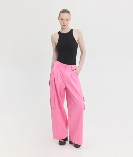 Γυναικείο παντελόνι Devon Fuchsia Pants της Sunsetgo σε έντονο φούξια χρώμα, ιδανικό για κομψές εμφανίσεις.