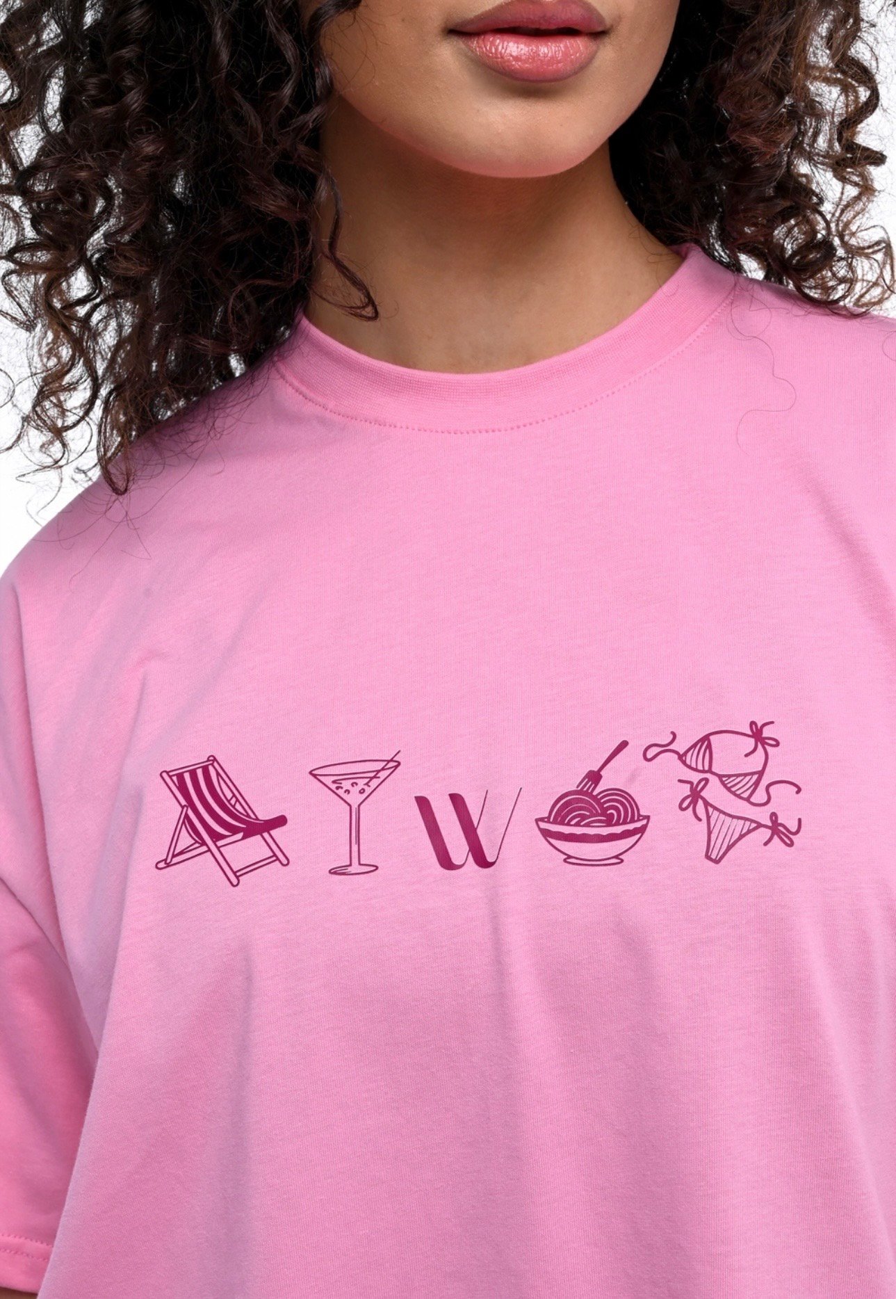 Wanderlust Pink Summer Love φόρεμα από την Wanderlust, ιδανικό για καλοκαιρινές εμφανίσεις στα Χανιά.