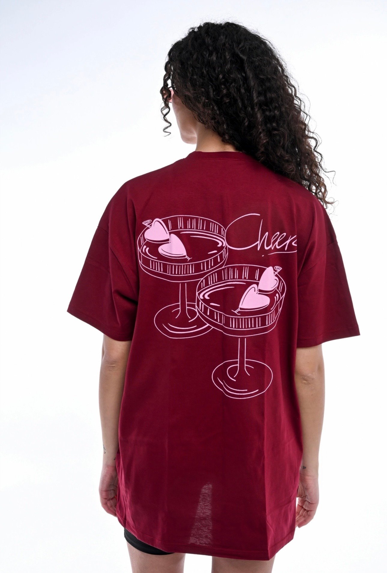 Γυναικεία "Cheers T-shirt" από Wanderlust, ιδανική για χαλαρές στιγμές και ταξίδια.