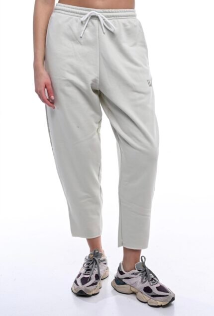 Γυναικείο παντελόνι Grey Barrel Pant της Wanderlust, σε γκρι χρώμα, ιδανικό για casual και chic εμφανίσεις, διαθέσιμο στο Felicia Concept.
