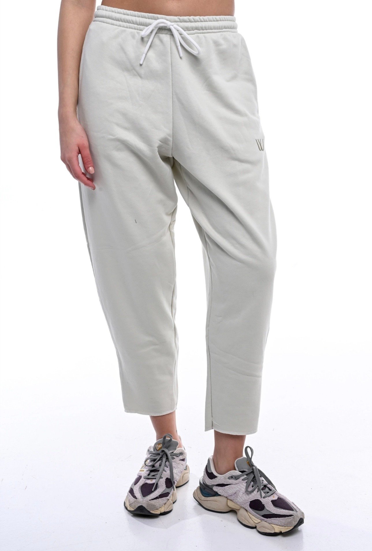 Γυναικείο παντελόνι Grey Barrel Pant της Wanderlust, σε γκρι χρώμα, ιδανικό για casual και chic εμφανίσεις, διαθέσιμο στο Felicia Concept.
