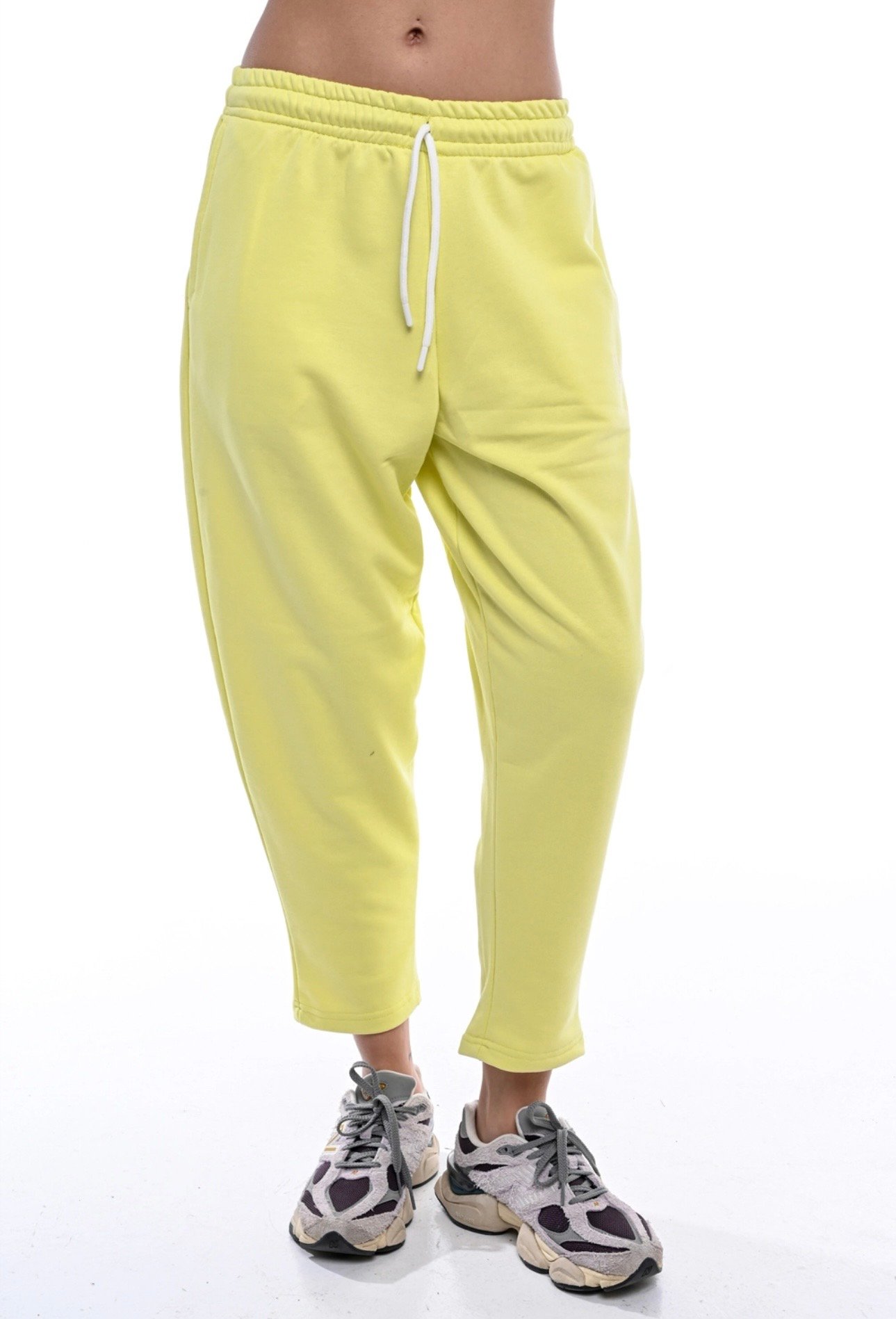 Wanderlust Yellow Barrel Pant: Μια εντυπωσιακή κίτρινη παντελόνα από την Wanderlust, ιδανική για κάθε περίσταση.
