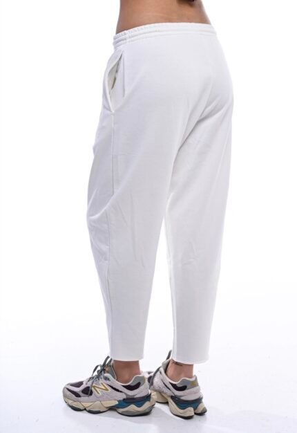Wanderlust | White Barrel Pant: Άνετη λευκή παντελόνα με θηλυκό barrel στυλ, ιδανική για κάθε περίσταση.
