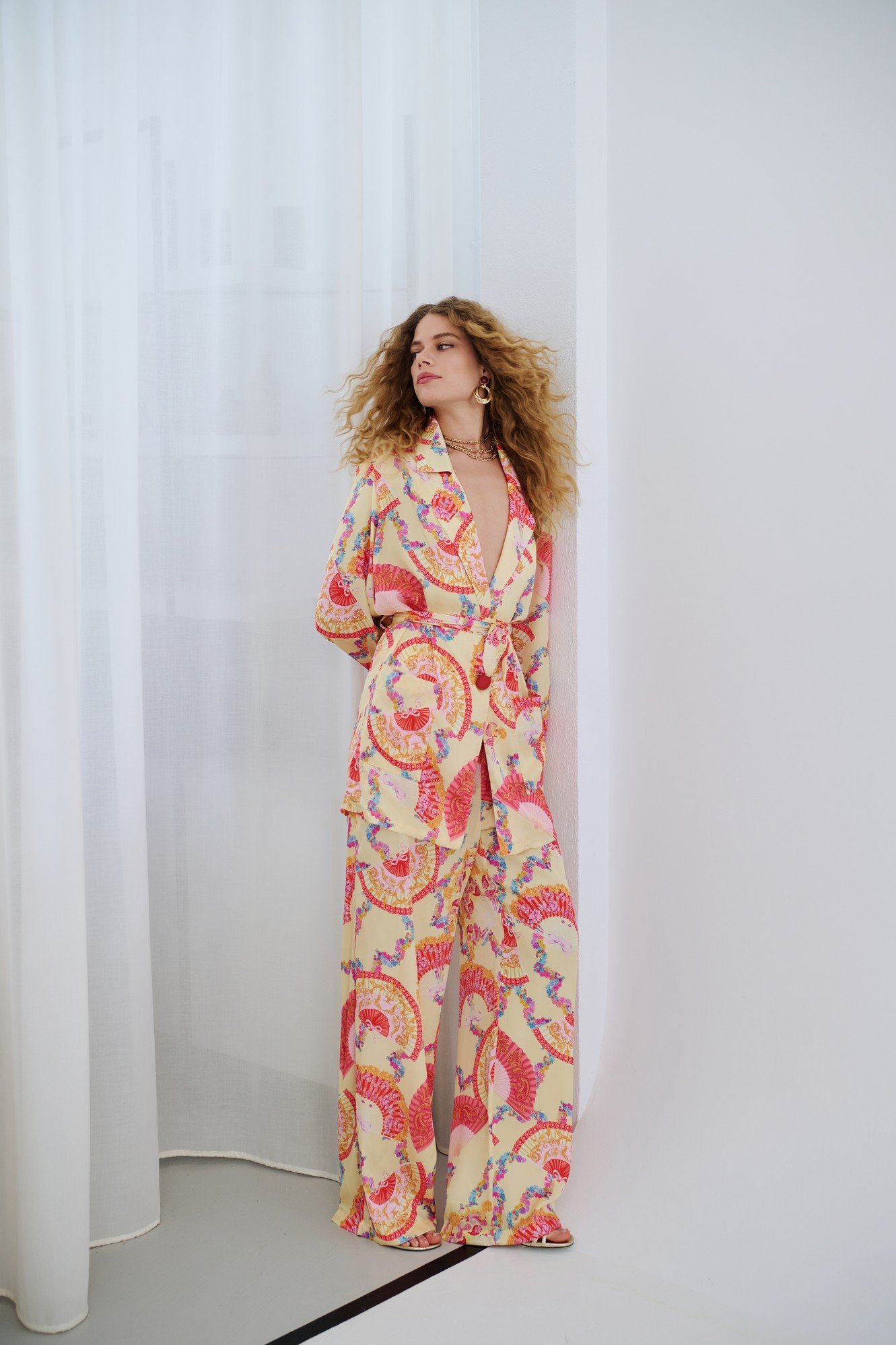 Γυναικείο σετ Iraida | Goldray Satin Co-Ord Set της Iraida Ethereal Style, από χρυσό σατέν ύφασμα, ιδανικό για ξεχωριστές εμφανίσεις.