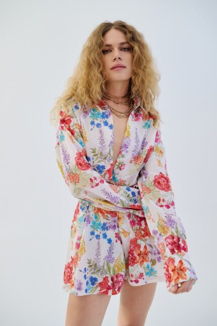 Iraida Ethereal Style: Iraida | Heatspell White Oversized Shorts, λευκό, άνετο, oversized σορτς για τη γυναίκα.