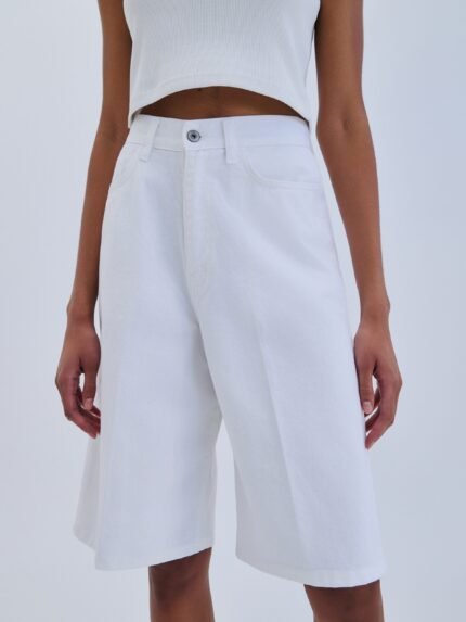 Γυναίκες που φορούν White Denim Bermuda από Combos, ένα κομψό λευκό τζιν σορτς για την καλοκαιρινή σεζόν. - View 2