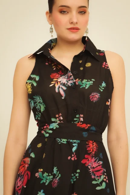 Η γυναίκα φοράει το Black Grace Dress της Bee me, ένα κομψό μαύρο φόρεμα, σε φωτεινή λήψη. - View 2