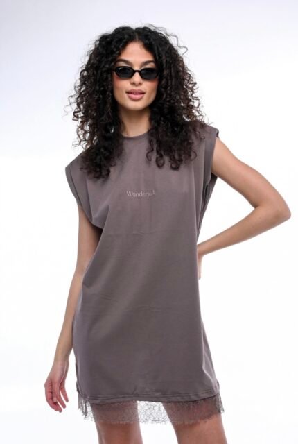 Coffee Lace Dress από Wanderlust: ένα κομψό δαντελωτό φόρεμα σε καφέ απόχρωση.