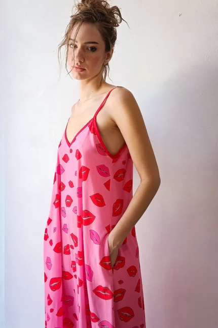 Φόρεμα Annita Pink Kiss της Bee me, ροζ, ιδανικό για κομψές εμφανίσεις στο Felicia Concept. - View 2