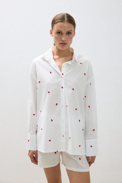 Γυναικείο σετ ρούχων "Set Shirt And Shorts Hearts" της μάρκας Combos, με σχέδιο καρδιές.